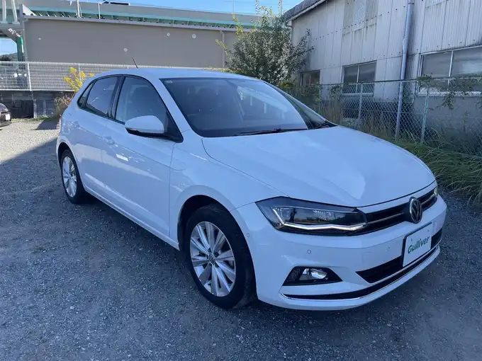 新着情報“ポロTSIハイライン”2019年式白入荷しました！