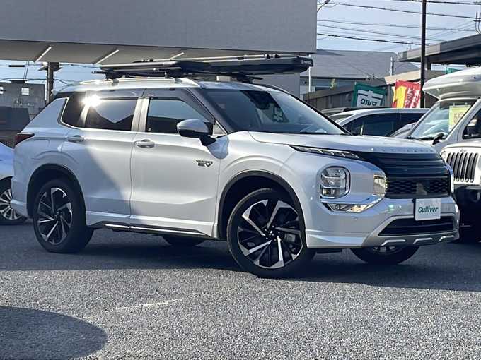 新着情報“アウトランダーＰＨＥＶG”2023年式パール入荷しました！