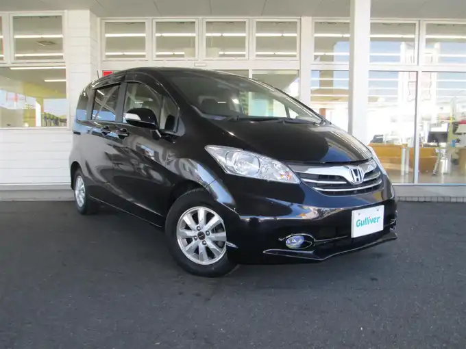 新着情報“フリードGH”2012年式プレミアムブラキッシュパール入荷しました！