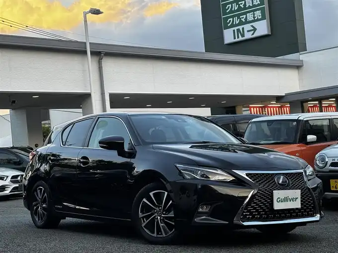 新着情報“ＣＴCT200h バージョンC”2018年式グラファイトブラックガラスフレーク入荷しました！