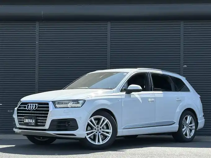 新着情報“Ｑ７3．0TFSIクワトロアダプティブエアサスペンション仕様”2018年式白入荷しました！