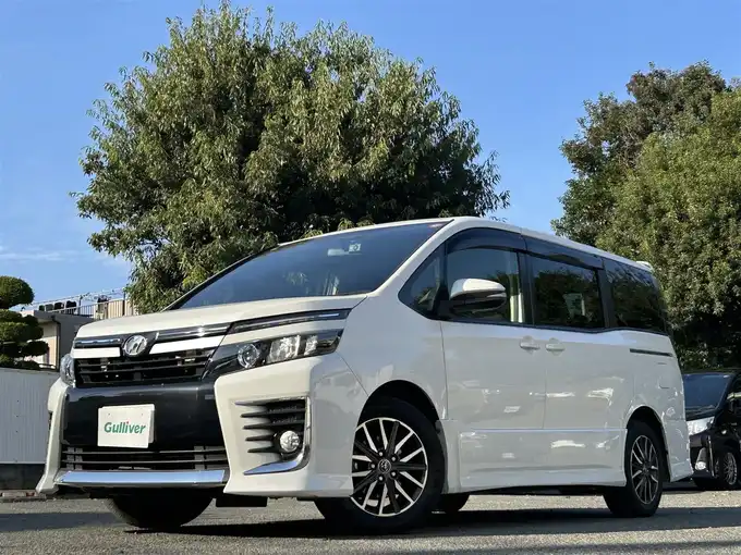 新着情報“ヴォクシーZS”2014年式ホワイトパールクリスタルシャイン入荷しました！