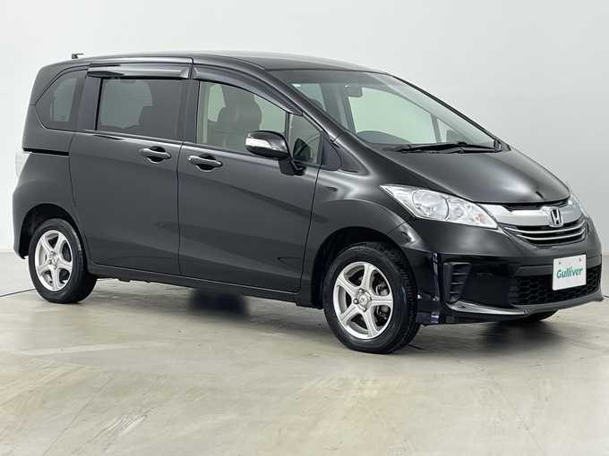 新着情報“フリードG ジャストセレクション”2015年式プレミアムスパークルブラックパール入荷しました！