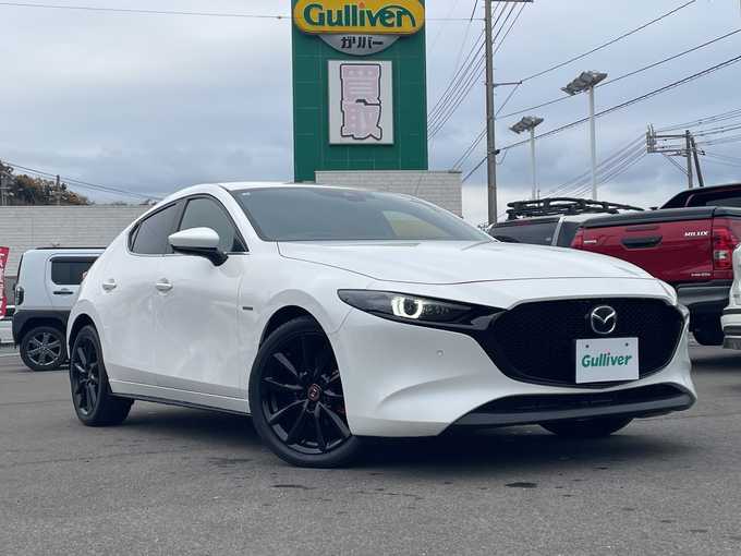新着情報“ＭＡＺＤＡ３ファストバック20S 100周年特別記念車”2021年式スノーフレイクホワイトパールマイカ入荷しました！