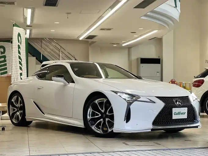 新着情報“ＬＣ500 Lパッケージ”2017年式ホワイトノーヴァガラスフレーク入荷しました！