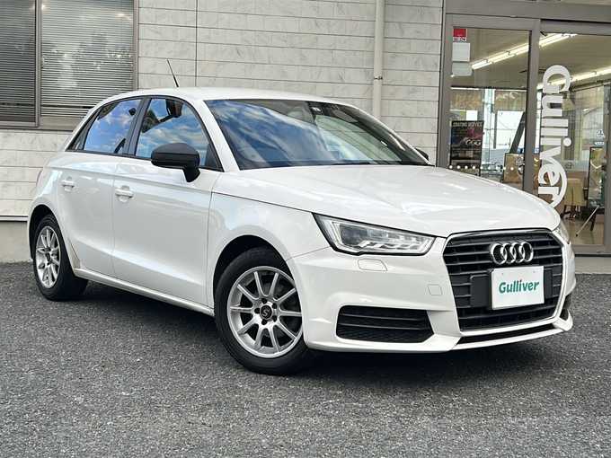 新着情報“Ａ１スポーツバック1．0TFSI”2015年式パール入荷しました！