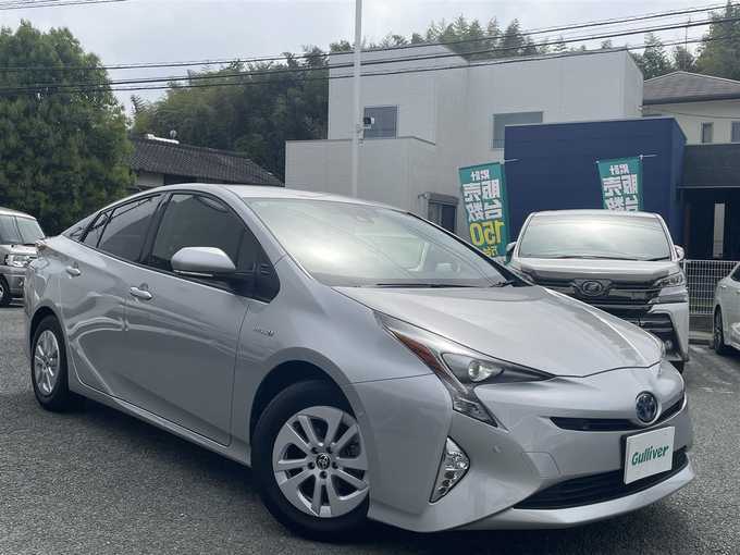 新着情報“プリウスSセーフティプラス”2018年式シルバーM入荷しました！