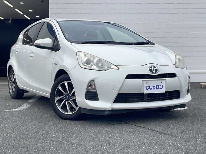 新着情報“アクアGブラックソフトレザーセレクション”2013年式ライムホワイトパールクリスタルシャイン入荷しました！