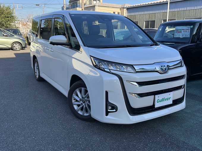 新着情報“ノアハイブリッドZ”2022年式ホワイトパールクリスタルシャイン入荷しました！