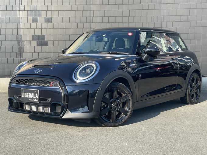 新着情報“ＭＩＮＩクーパーS エッセンシャル・トリム”2023年式MINI Yoursエニグマティックブラック入荷しました！