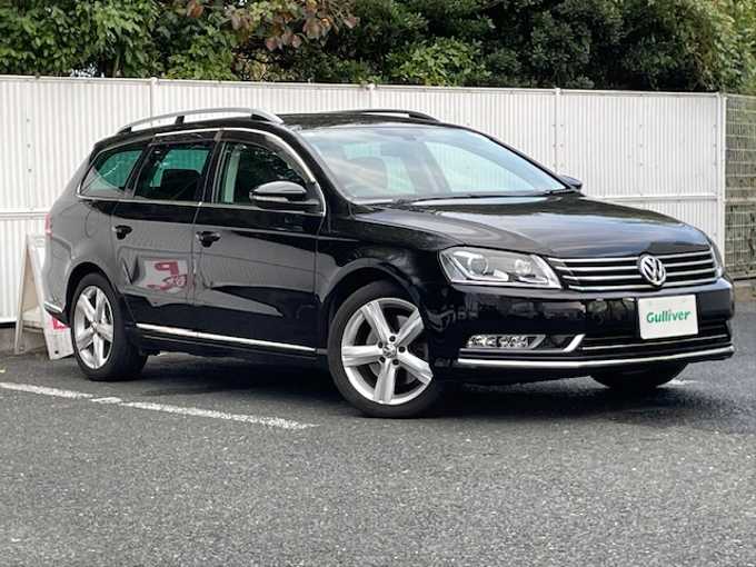 新着情報“パサートヴァリアントTSIハイライン ブルーモーションテクノロジー”2013年式ディープブラックパールエフェクト入荷しました！