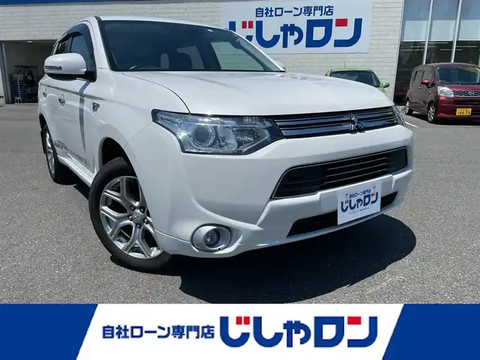 新着情報“アウトランダーＰＨＥＶGナビパッケージ”2014年式シルキーホワイト入荷しました！