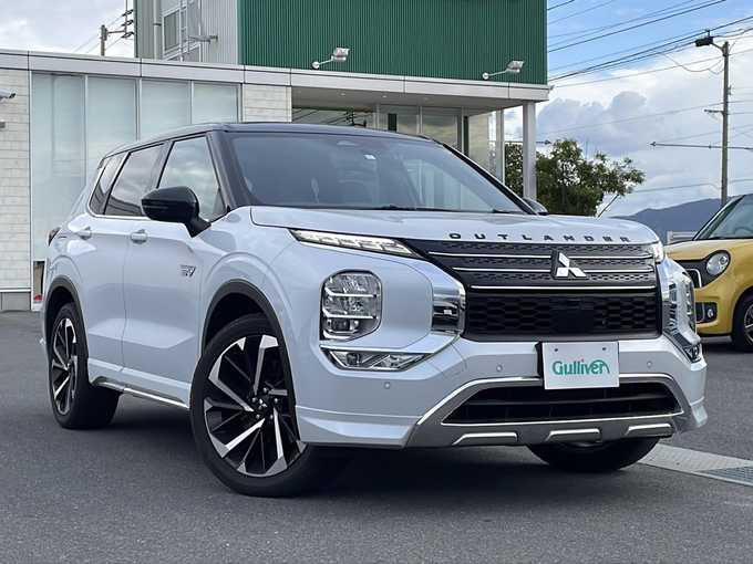新着情報“アウトランダーＰＨＥＶP”2023年式白Ⅱ入荷しました！