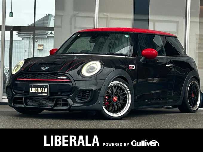 新着情報“ＭＩＮＩジョンクーパーワークス”2019年式緑入荷しました！