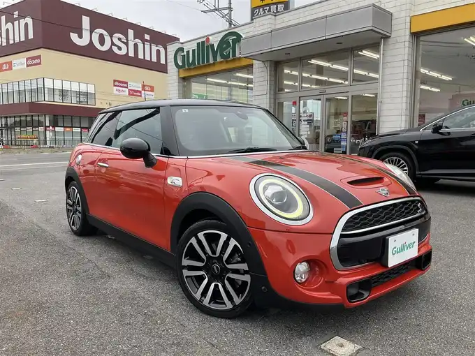 新着情報“ＭＩＮＩクーパーS”2019年式ソラリスオレンジ入荷しました！