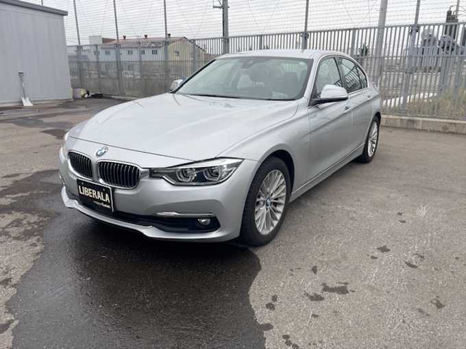 新着情報“３シリーズ320iラグジュアリー”2016年式グレイシャーシルバー入荷しました！