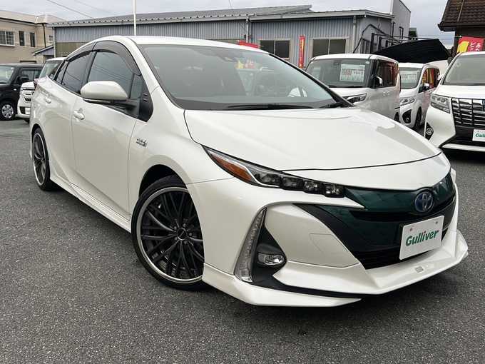 新着情報“プリウスＰＨＶSナビパッケージ”2017年式ホワイトパールクリスタルシャイン入荷しました！
