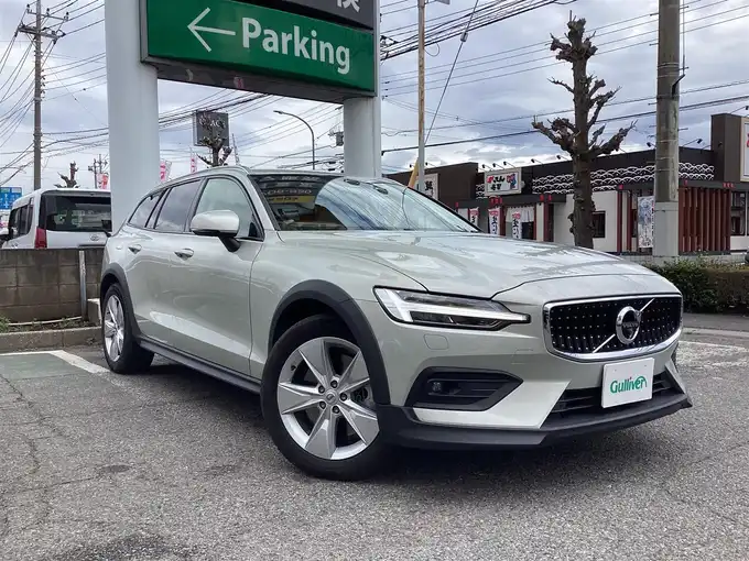 新着情報“Ｖ６０クロスカントリー B5 AWD”2022年式ベージュ入荷しました！