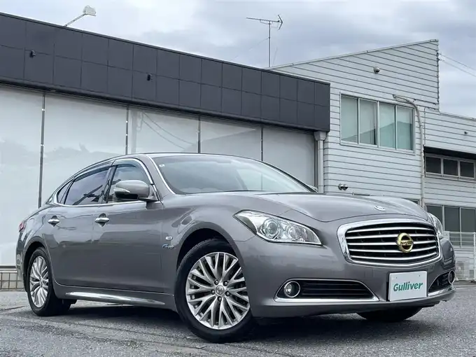 新着情報“シーマハイブリッド VIP”2016年式ブレードシルバー入荷しました！