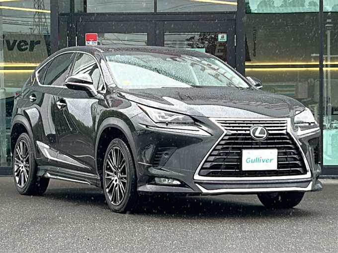 新着情報“ＮＸNX300h バージョンL”2017年式グラファイトブラックガラスフレーク入荷しました！