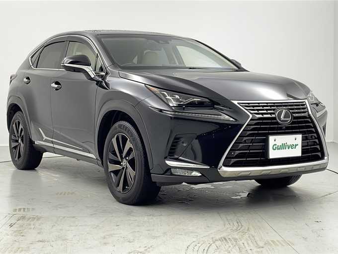 新着情報“ＮＸNX300h バージョンL”2018年式グラファイトブラックガラスフレーク入荷しました！