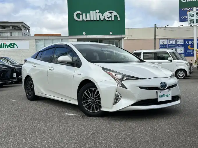 新着情報“プリウスSセーフティプラス”2017年式パール入荷しました！