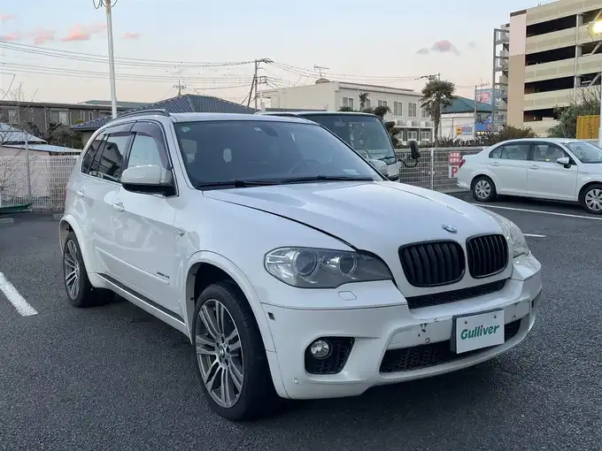 新着情報“Ｘ５xDrive 50i セルフ・レベリング機能付リヤ・サスペンション装着車”2012年式白入荷しました！