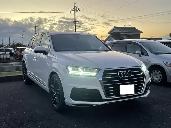 新着情報“Ｑ７55TFSIクワトロアダプティブエアサスペンション仕様”2019年式グレイシアホワイトメタリック入荷しました！