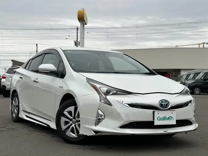 新着情報“プリウスAプレミアム”2018年式ホワイトパールクリスタルシャイン入荷しました！