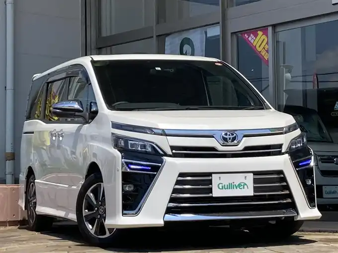 新着情報“ヴォクシーZS”2017年式パール入荷しました！