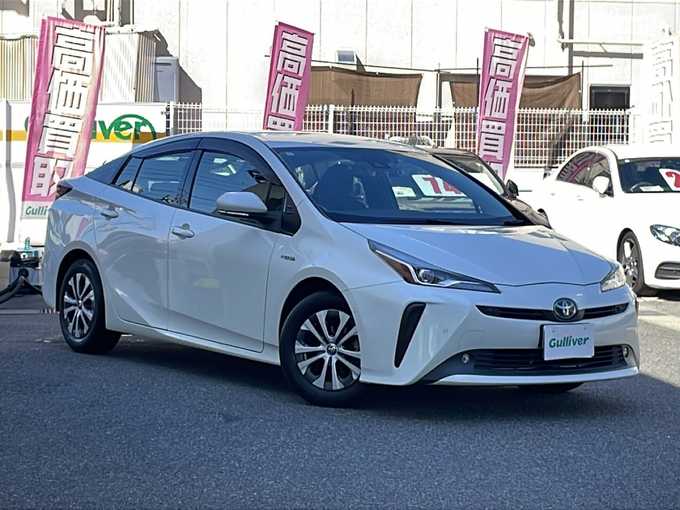 新着情報“プリウスA”2019年式ホワイトパールクリスタルシャイン入荷しました！