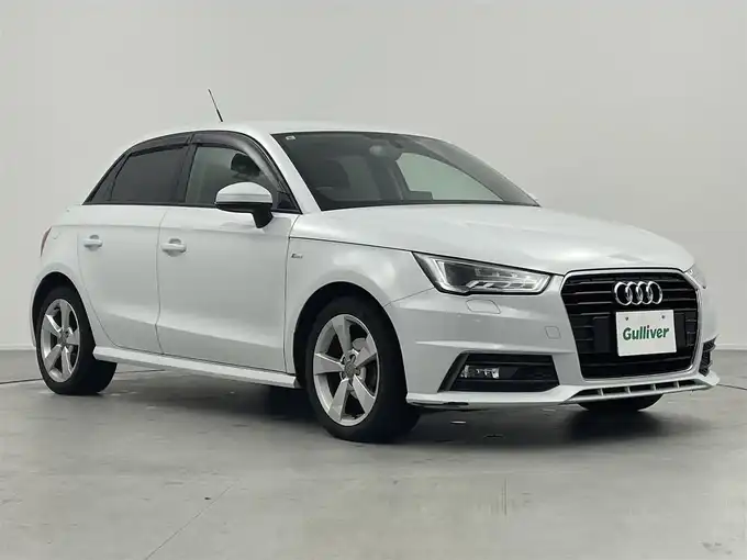 新着情報“Ａ１スポーツバック1．0TFSI”2015年式パール入荷しました！