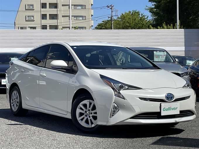 新着情報“プリウスSセーフティプラス”2018年式ホワイトパールクリスタルシャイン入荷しました！