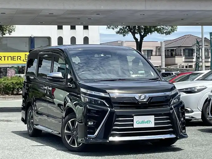 新着情報“ヴォクシーZS 煌”2018年式イナズマスパーキングブラックガラスフレーク入荷しました！