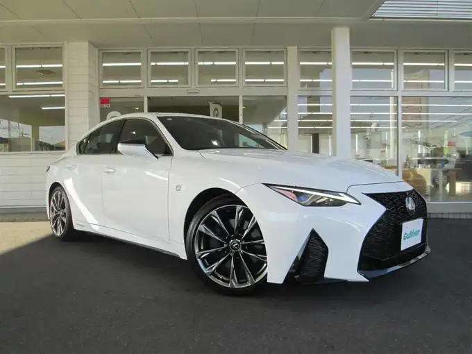 新着情報“ＩＳIS300h Fスポーツ”2021年式ホワイトノーヴァガラスフレーク入荷しました！