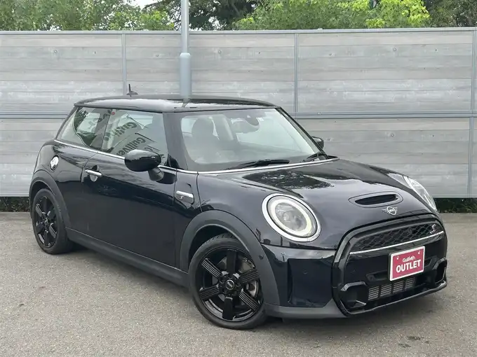 新着情報“ＭＩＮＩクーパーS エッセンシャル・トリム”2023年式MINI Yoursエニグマティックブラック入荷しました！