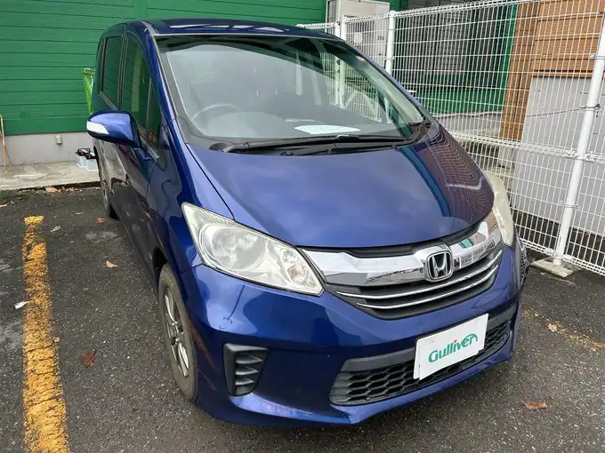 新着情報“フリードG プレミアムエディション”2016年式コバルトブルーパール入荷しました！