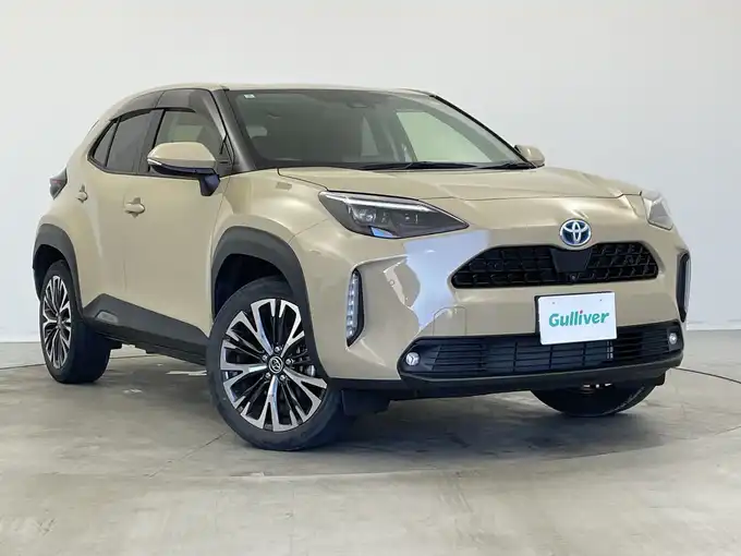 新着情報“ヤリスクロスハイブリッドZ”2022年式ベージュ入荷しました！