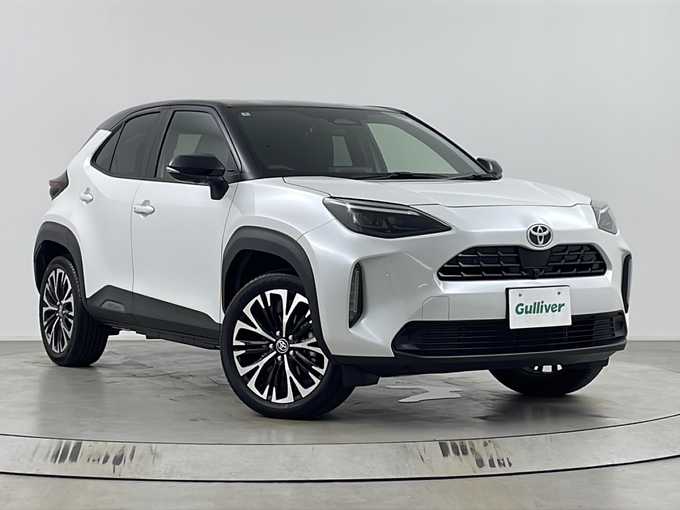 新着情報“ヤリスクロスハイブリッドZ”2025年式ブラックマイカ/プラチナホワイトパールマイカ入荷しました！
