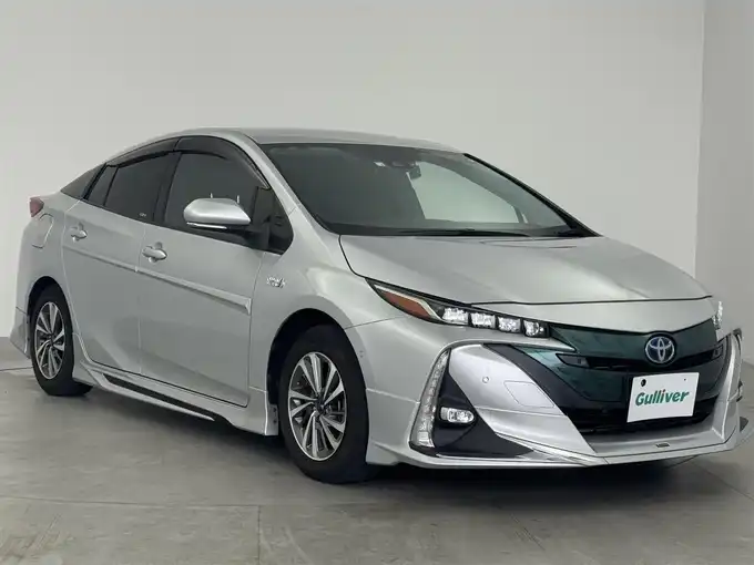 新着情報“プリウスＰＨＶSナビパッケージ・セーフティプラス”2018年式シルバーM入荷しました！