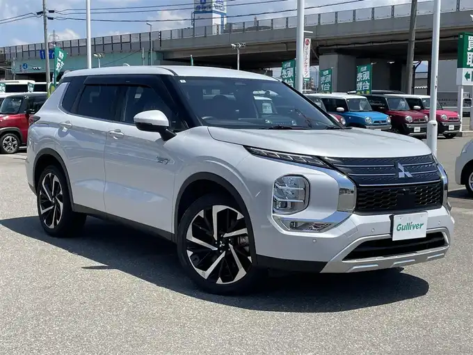 新着情報“アウトランダーＰＨＥＶG”2022年式ホワイトダイヤモンド入荷しました！
