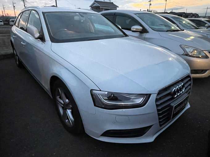 新着情報“Ａ４アバント2．0TFSI”2014年式グレイシアホワイトメタリック入荷しました！