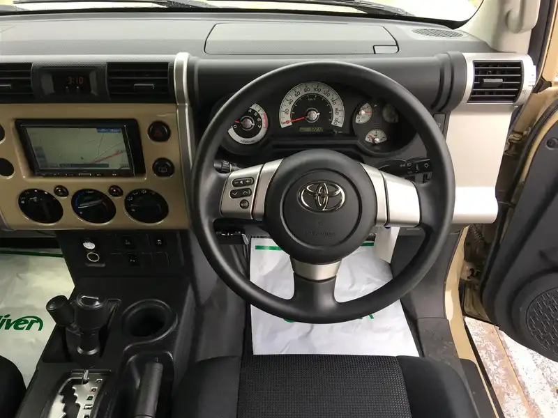 カタログ画像：ＦＪクルーザー（FJ CRUISER） ベースグレード 2012年7月 CBA-GSJ15W 4000cc ツートーン オレンジorツートーン ベージュ 燃費8.0km / l 内装