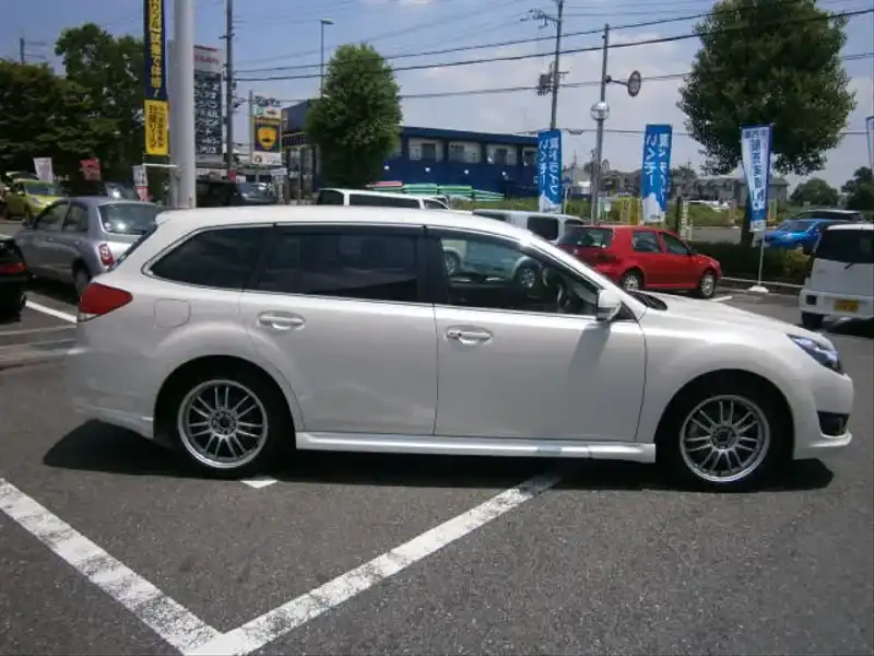 カタログ画像：レガシィツーリングワゴン（LEGACY TOURING WAGON） ２．５ＧＴ Ｓパッケージ 2010年5月 DBA-BR9 2500cc サテンホワイト・パール 燃費11.2km / l  外装