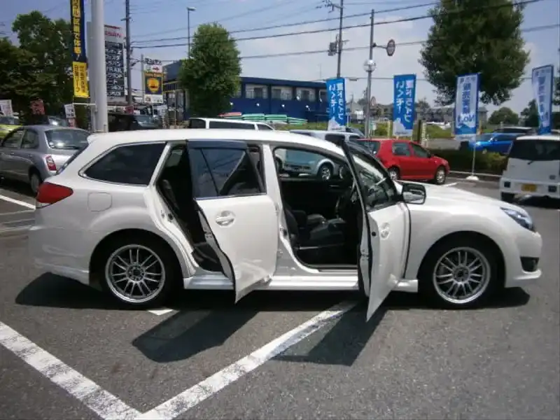 10062120 | カタログ画像：レガシィツーリングワゴン（LEGACY TOURING WAGON） ２．５ＧＴ Ｓパッケージ 2010年5月 DBA-BR9 2500cc サテンホワイト・パール 外装