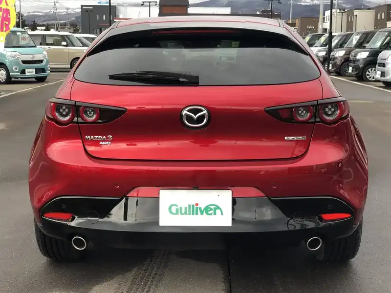 カタログ画像：ＭＡＺＤＡ３ファストバック（MAZDA3 FASTBACK） ＸＤ Ｌパッケージ 2019年5月 3DA-BP8P 1800cc ソウルレッドクリスタルメタリック 燃費18.8km / l バック