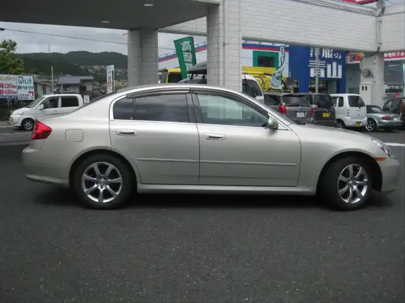 カタログ画像：スカイライン（SKYLINE） ３５０ＧＴ プレミアム リミテッドレザー 2005年4月 CBA-PV35 3500cc ダイヤモンドシルバー（Ｍ）orウォームシルバー（ＴＭ） 燃費8.6km / l  外装