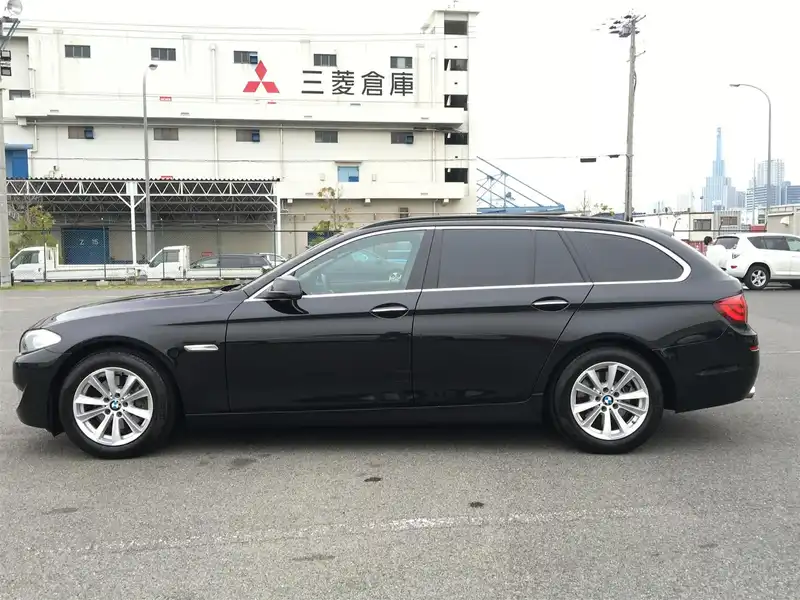 カタログ画像：５シリーズ（5 SERIES） ５２３ｉツーリング 2010年9月 DBA-MT25 2500cc ブラック・サファイアメタリック 燃費10.2km / l 外装