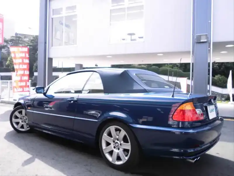 カタログ画像：３シリーズ（3 SERIES） ３３０Ｃｉカブリオーレ 2001年10月 GH-AV30 3000cc トパーズ・ブルー（メタリック・カラー） 燃費9.2km / l  バック