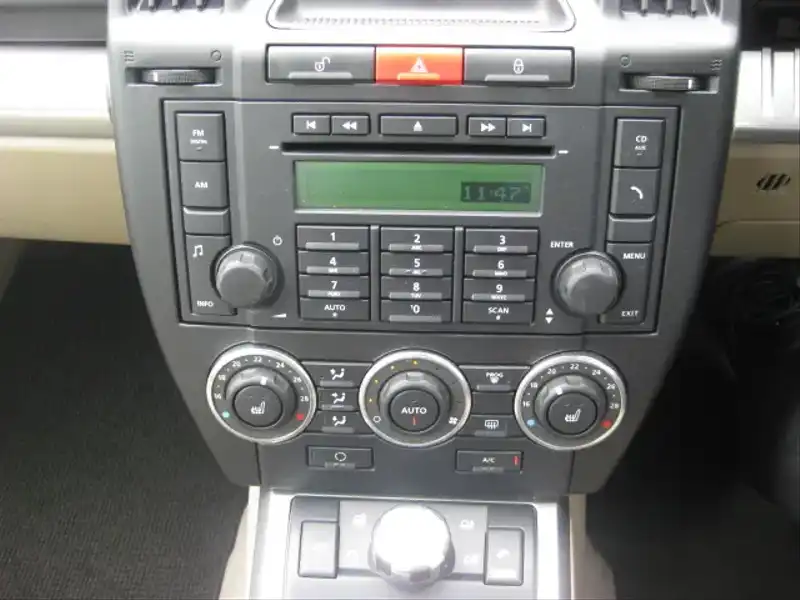 カタログ画像：フリーランダー２（FREELANDER 2） スペシャルエディション 2011年6月 CBA-LF32 3200cc スマトラ・ブラック（メタリック）orサントリーニ・ブラック（メタリック） 燃費8.0km / l 内装